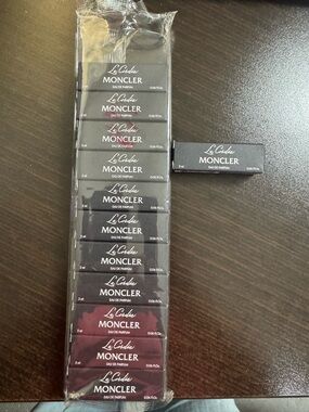 Moncler La Cardee Eau de Parfum Sample Box - Black 12pk